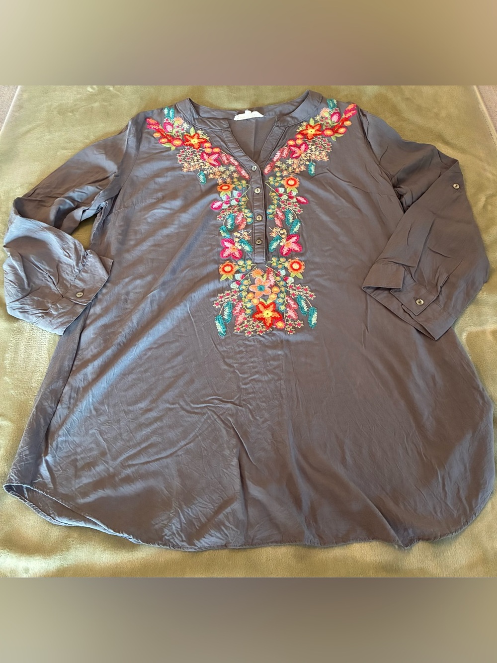 Women’s Solitaire Brand Embroidered V-Neck Tunic Top - Gray Floral Size Medium